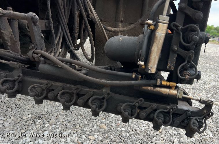 image for item II9027 2006 International 7400  oil distributor truck