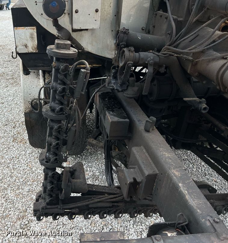 image for item II9027 2006 International 7400  oil distributor truck