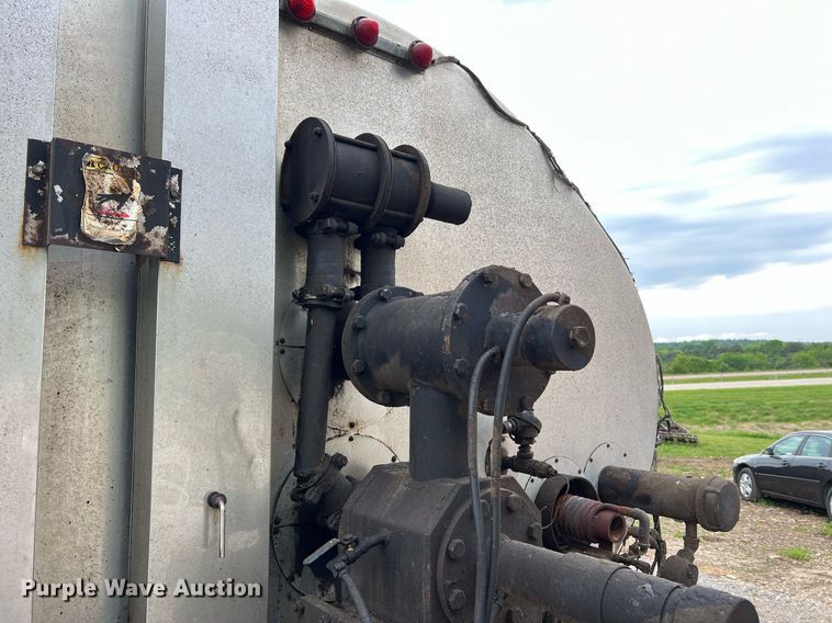 image for item II9027 2006 International 7400  oil distributor truck