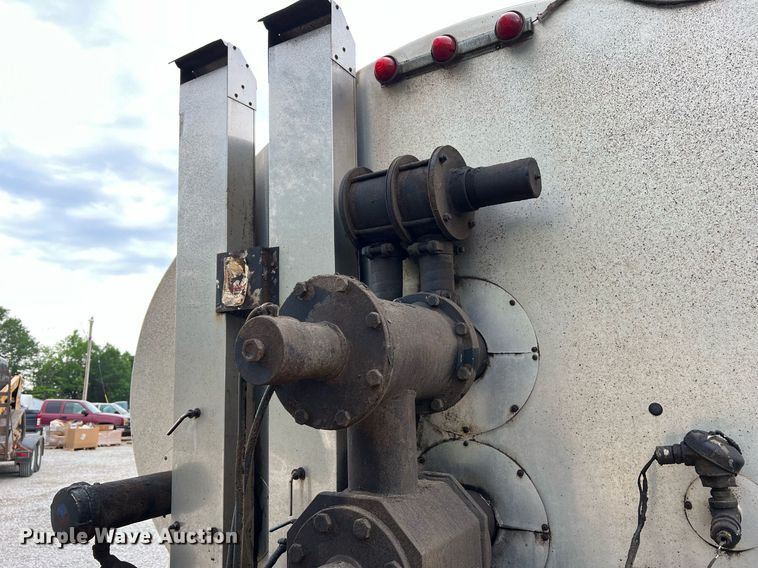 image for item II9027 2006 International 7400  oil distributor truck