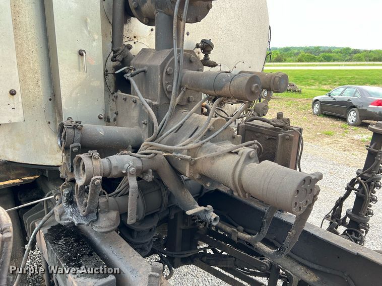 image for item II9027 2006 International 7400  oil distributor truck