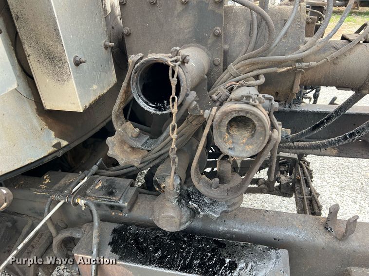 image for item II9027 2006 International 7400  oil distributor truck