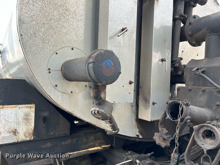 image for item II9027 2006 International 7400  oil distributor truck