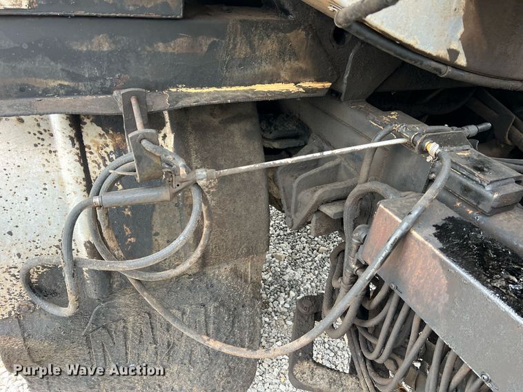 image for item II9027 2006 International 7400  oil distributor truck