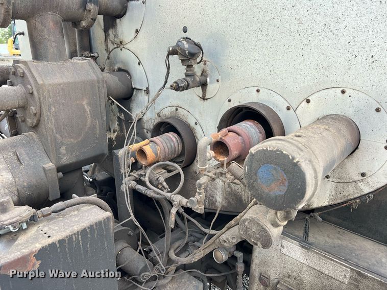 image for item II9027 2006 International 7400  oil distributor truck