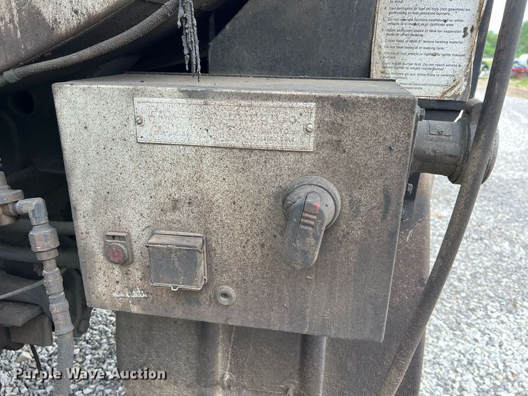 image for item II9027 2006 International 7400  oil distributor truck