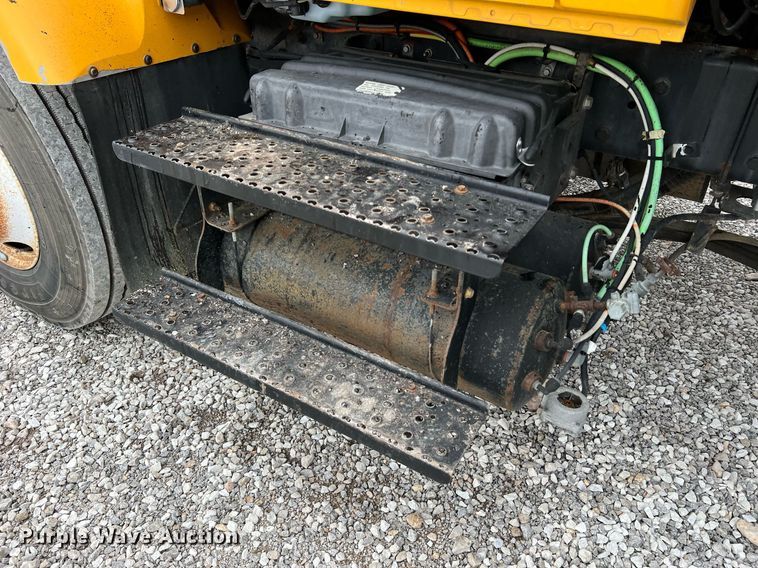 image for item II9027 2006 International 7400  oil distributor truck