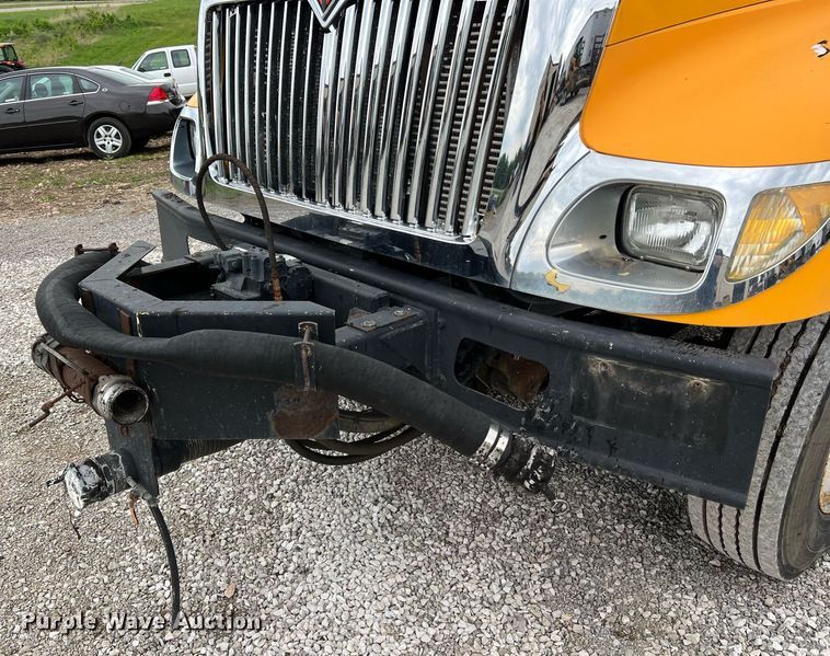 image for item II9027 2006 International 7400  oil distributor truck