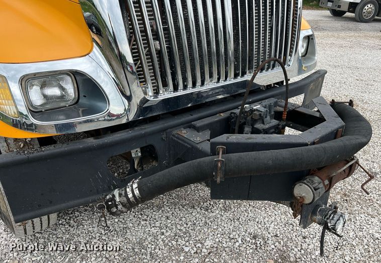 image for item II9027 2006 International 7400  oil distributor truck