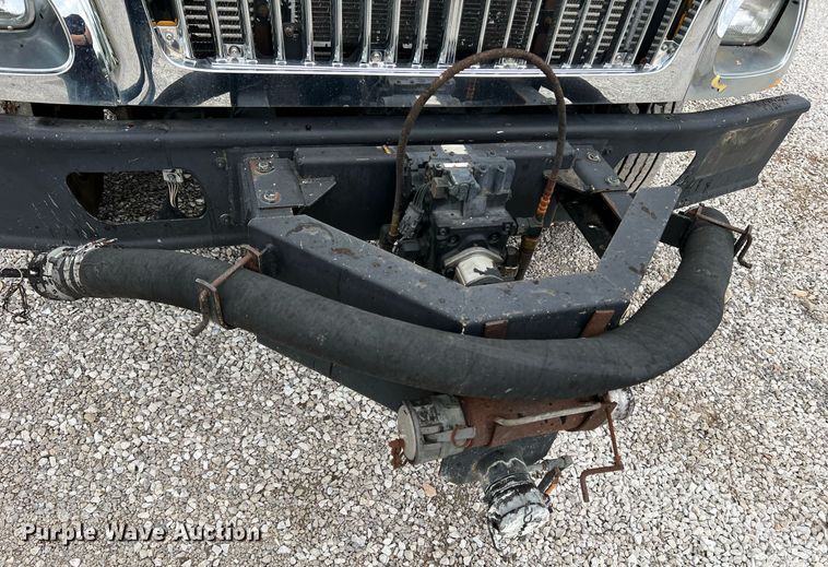 image for item II9027 2006 International 7400  oil distributor truck