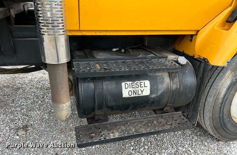 image for item II9027 2006 International 7400  oil distributor truck