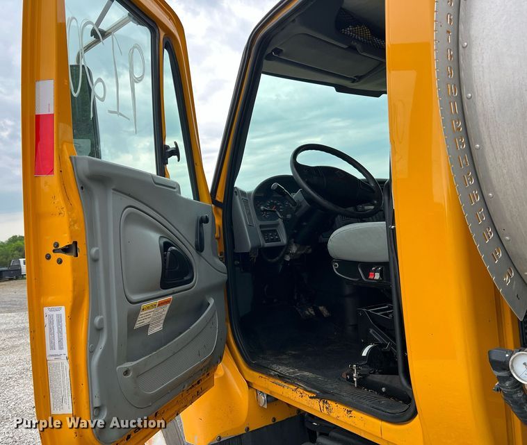 image for item II9027 2006 International 7400  oil distributor truck