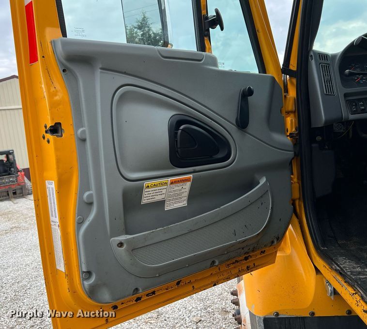 image for item II9027 2006 International 7400  oil distributor truck