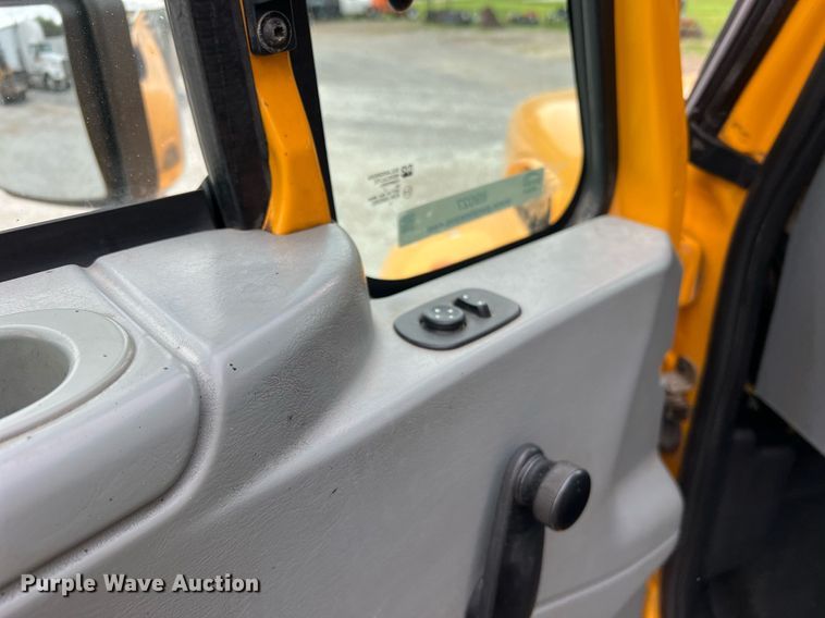 image for item II9027 2006 International 7400  oil distributor truck