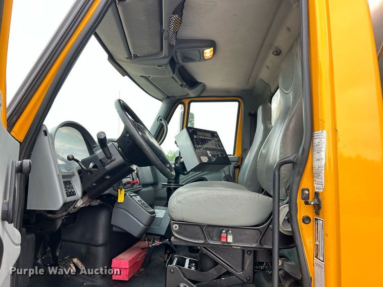 image for item II9027 2006 International 7400  oil distributor truck