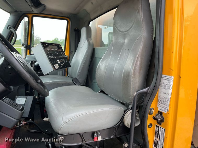 image for item II9027 2006 International 7400  oil distributor truck