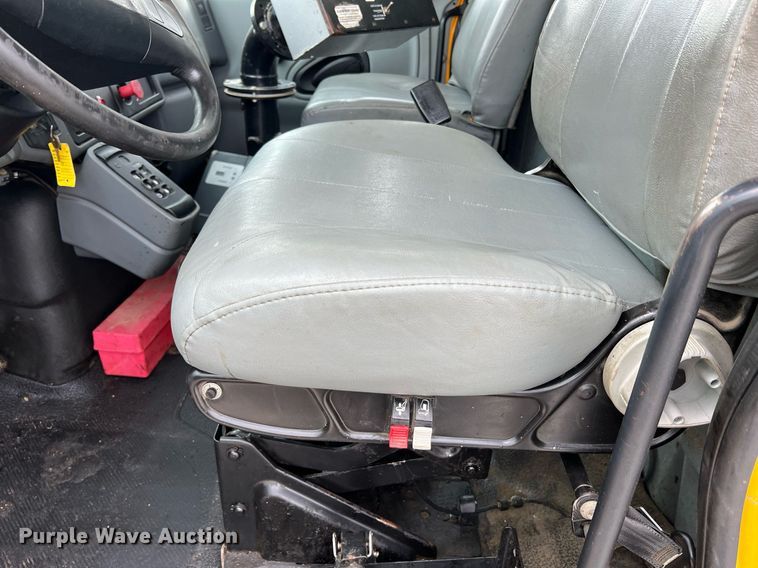 image for item II9027 2006 International 7400  oil distributor truck