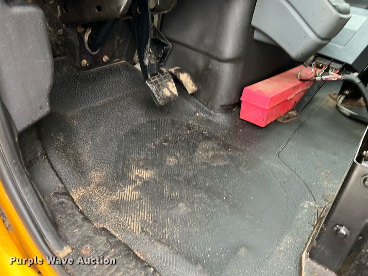 image for item II9027 2006 International 7400  oil distributor truck