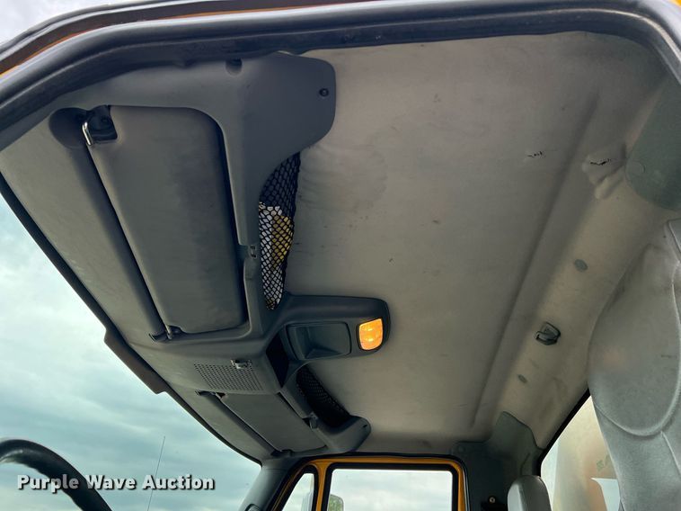 image for item II9027 2006 International 7400  oil distributor truck