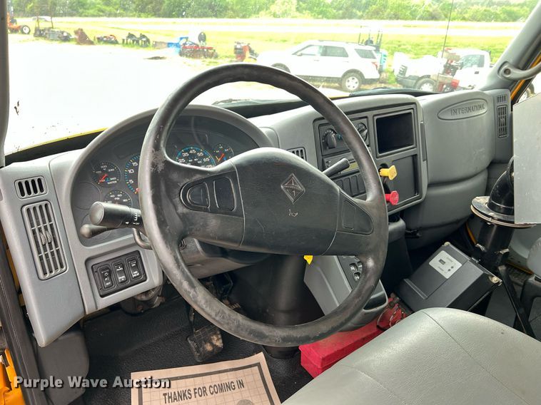 image for item II9027 2006 International 7400  oil distributor truck