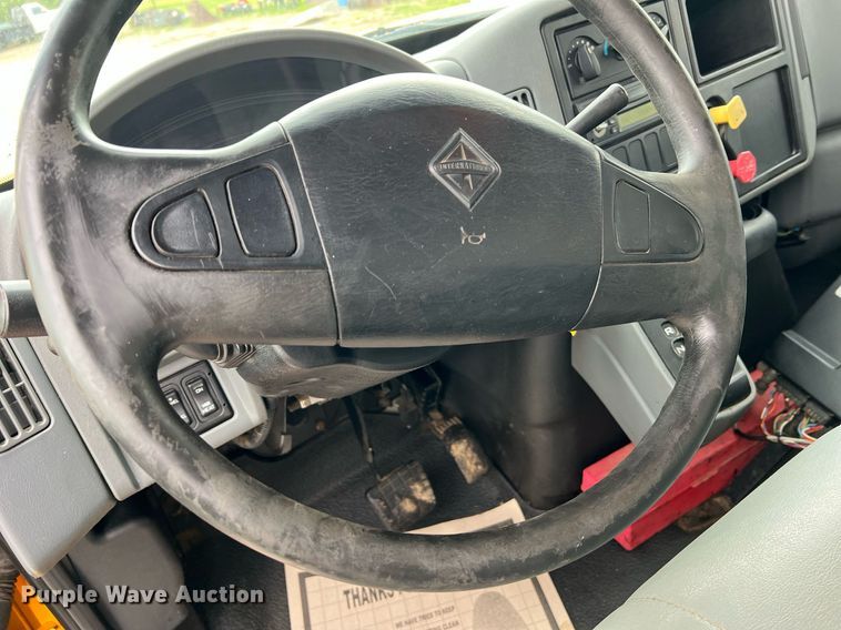 image for item II9027 2006 International 7400  oil distributor truck