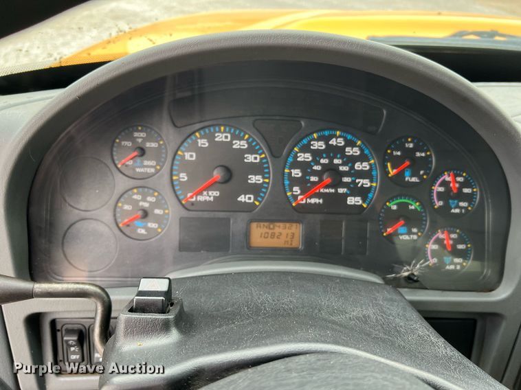 image for item II9027 2006 International 7400  oil distributor truck