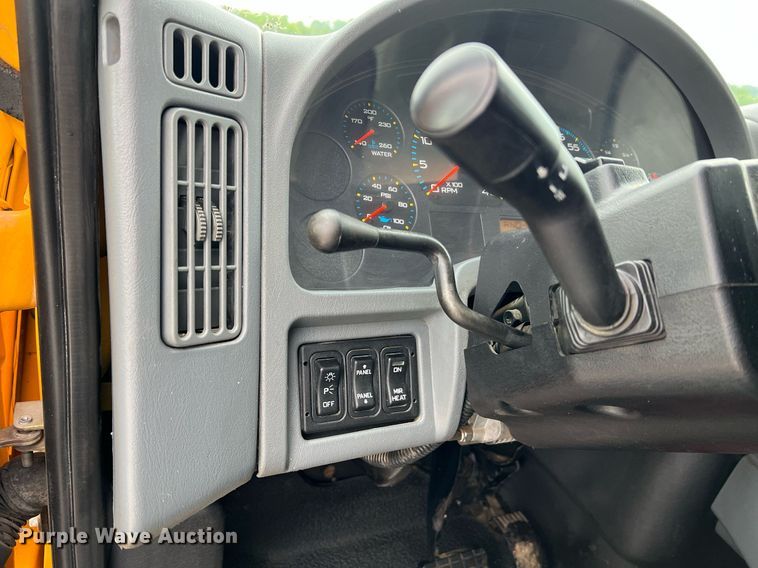 image for item II9027 2006 International 7400  oil distributor truck