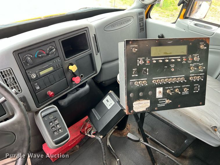 image for item II9027 2006 International 7400  oil distributor truck