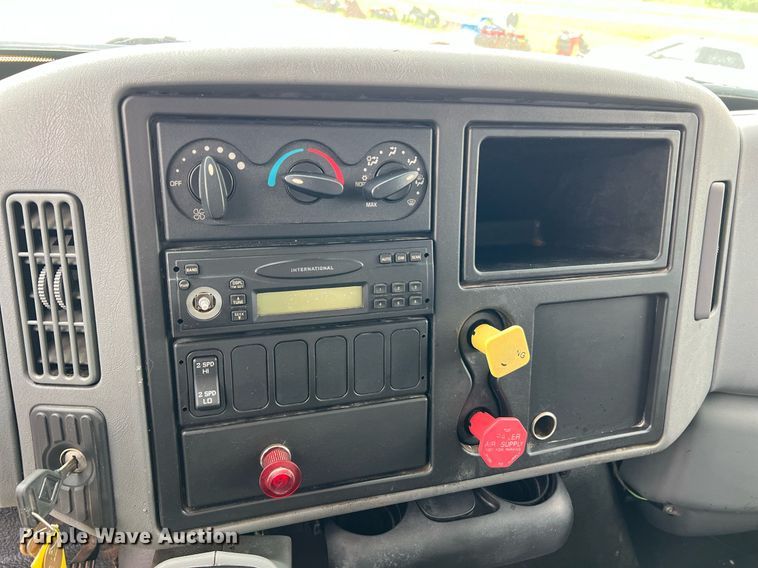 image for item II9027 2006 International 7400  oil distributor truck