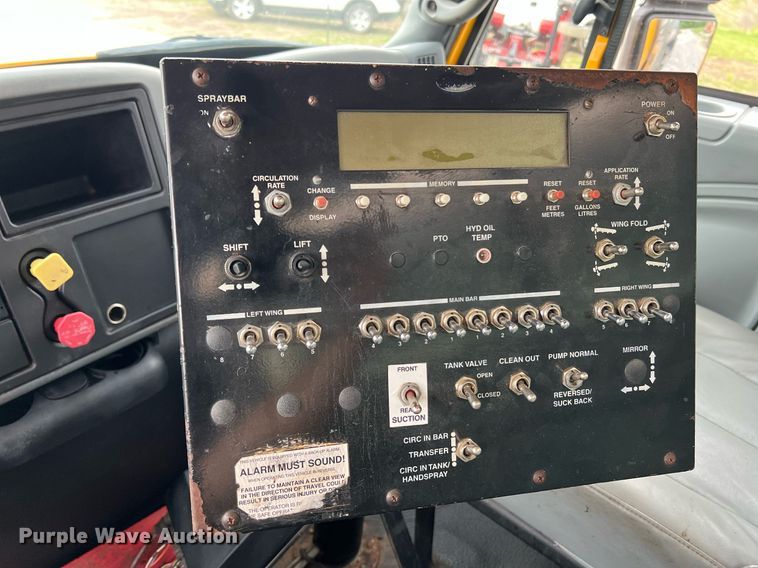 image for item II9027 2006 International 7400  oil distributor truck