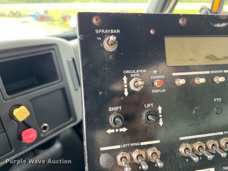 image for item II9027 2006 International 7400  oil distributor truck