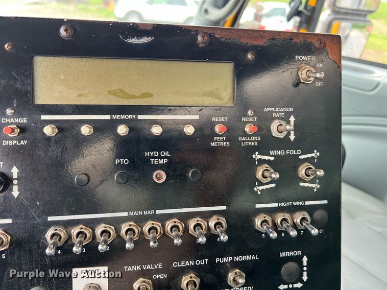 image for item II9027 2006 International 7400  oil distributor truck