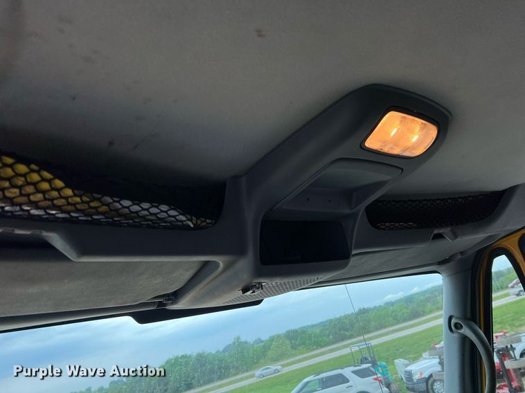 image for item II9027 2006 International 7400  oil distributor truck