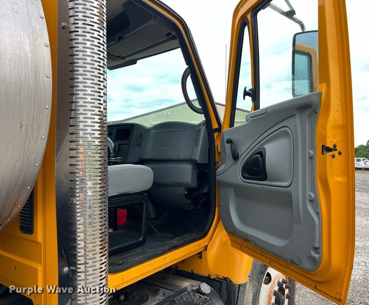 image for item II9027 2006 International 7400  oil distributor truck