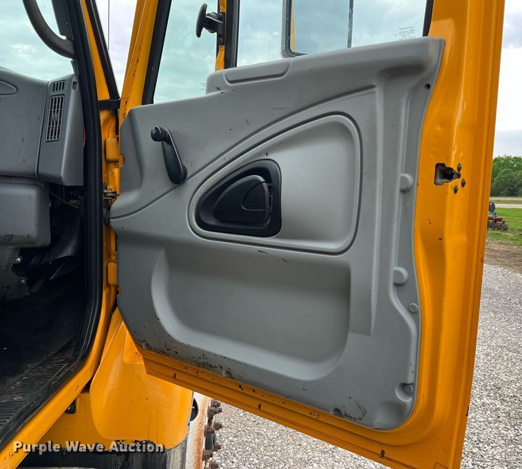 image for item II9027 2006 International 7400  oil distributor truck