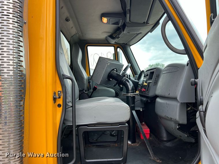 image for item II9027 2006 International 7400  oil distributor truck