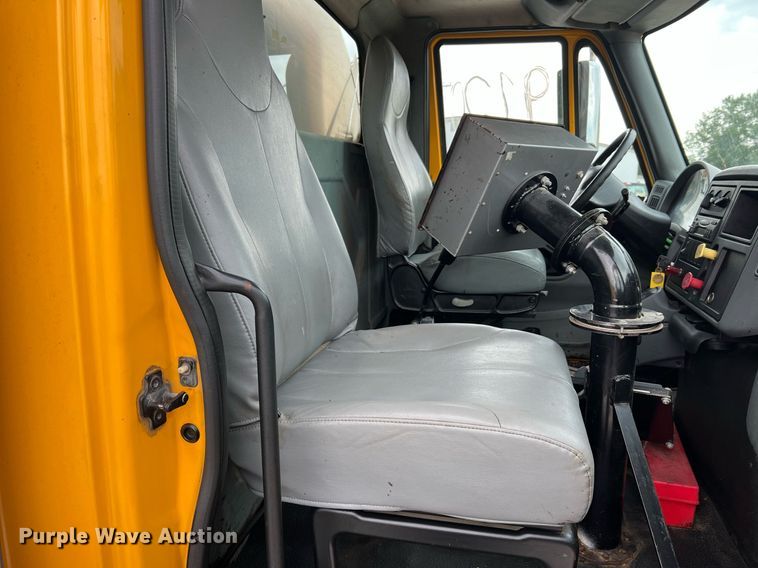 image for item II9027 2006 International 7400  oil distributor truck