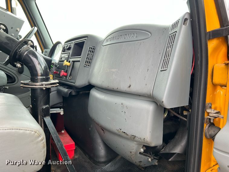 image for item II9027 2006 International 7400  oil distributor truck