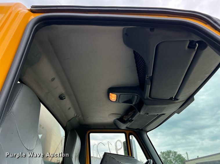 image for item II9027 2006 International 7400  oil distributor truck