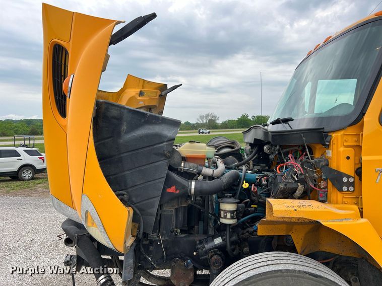 image for item II9027 2006 International 7400  oil distributor truck