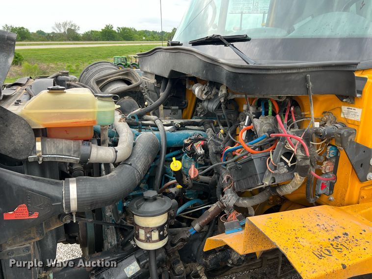 image for item II9027 2006 International 7400  oil distributor truck