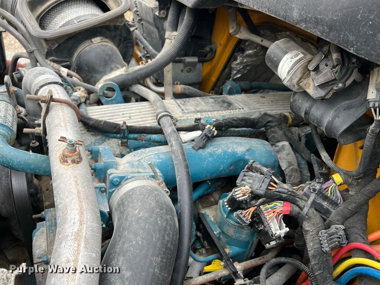 image for item II9027 2006 International 7400  oil distributor truck