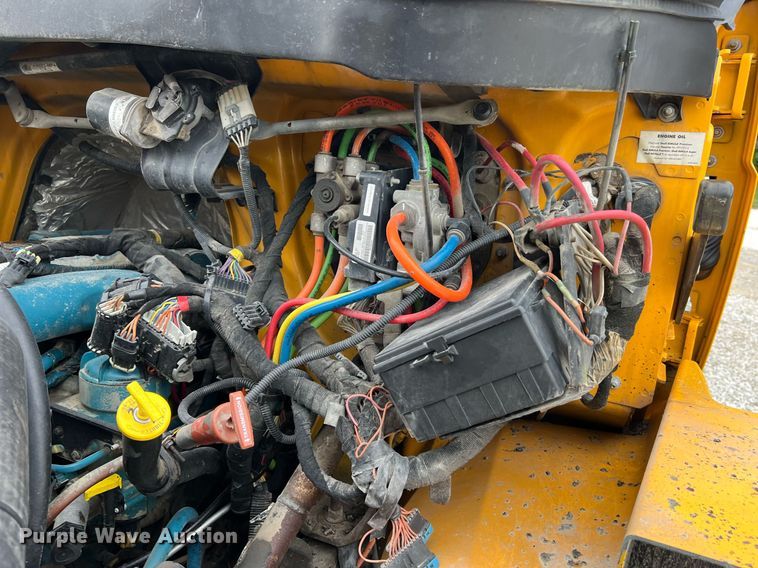 image for item II9027 2006 International 7400  oil distributor truck