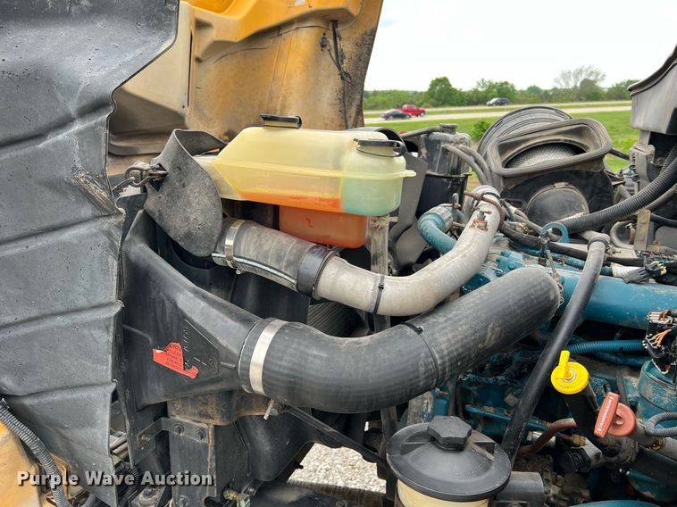 image for item II9027 2006 International 7400  oil distributor truck