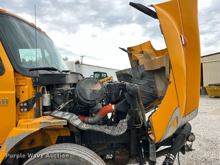 image for item II9027 2006 International 7400  oil distributor truck