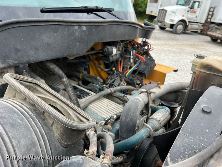 image for item II9027 2006 International 7400  oil distributor truck