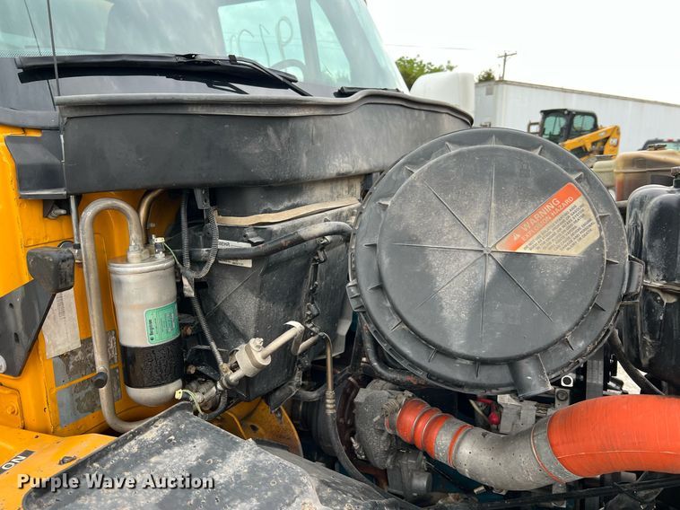 image for item II9027 2006 International 7400  oil distributor truck