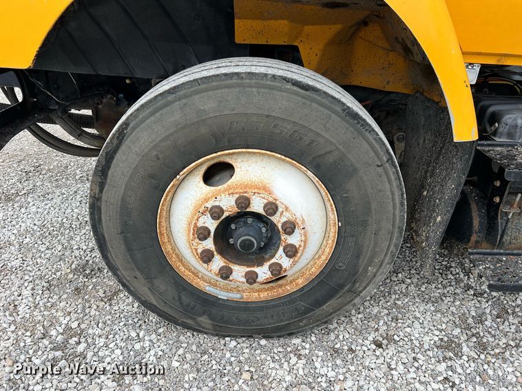 image for item II9027 2006 International 7400  oil distributor truck