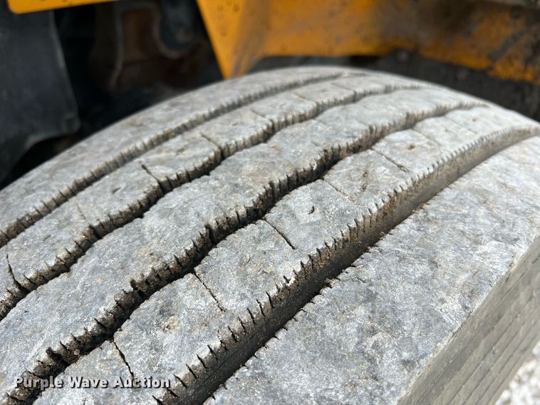 image for item II9027 2006 International 7400  oil distributor truck