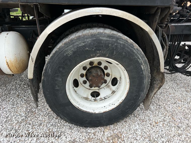 image for item II9027 2006 International 7400  oil distributor truck